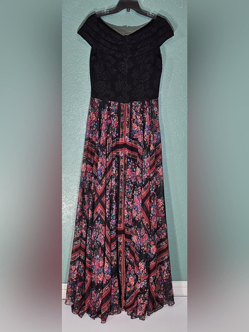 👗✨ Tadashi Shoji Black Floral Off-Shoulder Maxi Gown Size 10 NWT 🌸🖤 - Picture 3 of 11